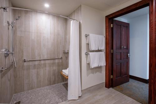 uma casa de banho com um chuveiro e uma cortina de chuveiro em Beaver Creek Lodge, Autograph Collection em Beaver Creek