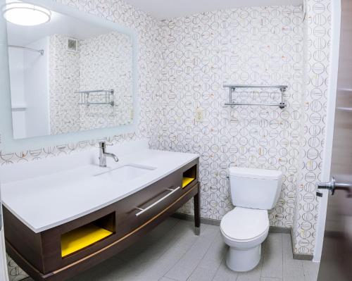 y baño con aseo, lavabo y espejo. en Holiday Inn Hotel & Suites Stockbridge-Atlanta I-75, an IHG Hotel, en Stockbridge