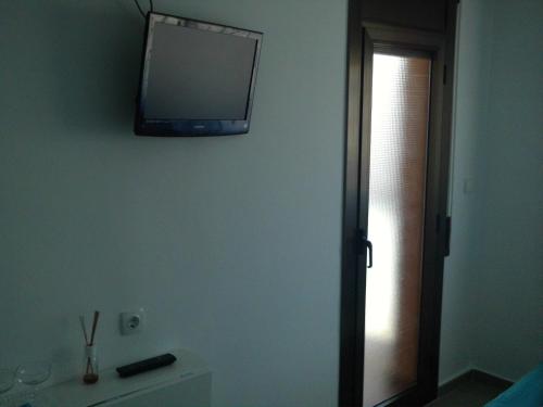 A television and/or entertainment centre at Hostal Cubelles