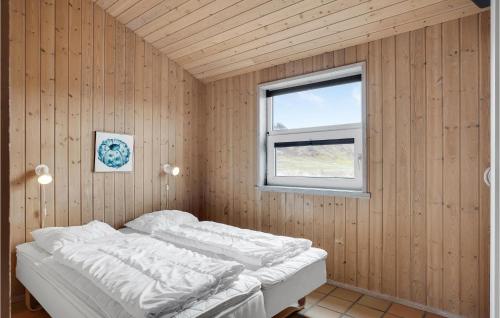En eller flere senge i et værelse på Beautiful Home In Hjrring With Sauna