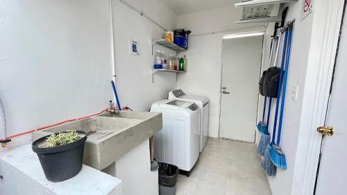 a bathroom with a sink and a washing machine at Habitacion Privada Ejecutiva Minisplit Amenidades 2 in Castillo Teresa