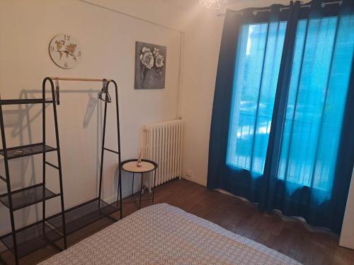 a room with a bed and a ladder and a window at Appartement entier Bourges Avaricum centre ville in Bourges