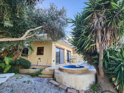 Garður fyrir utan Sunny Gozo Getaway Pool & Easy Check-In