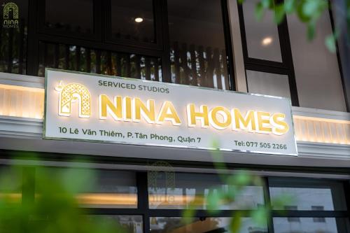een bord voor nima huizen aan de zijkant van een gebouw bij Nina Homes Phu My Hung in Ho Chi Minh-stad