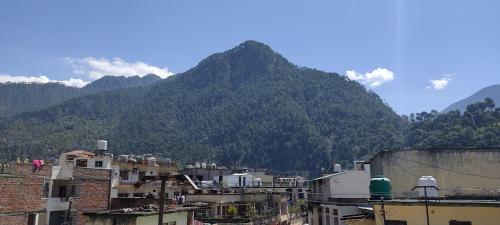 乌德尔格希Gomukh Hotel Uttarkashi的一组背景为山的建筑