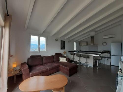 - un salon avec un canapé et un piano dans l'établissement Le nid d'Aigle - proche Ajaccio, à Cuttoli-Corticchiato