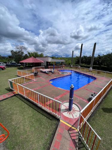 a swimming pool with a fence around it at Alojamiento Campestre Hawaii in Montenegro
