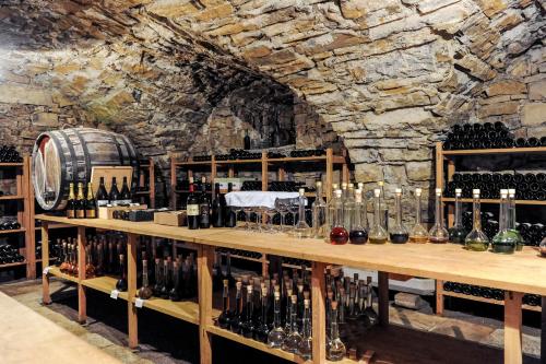 una stanza piena di bottiglie di vino di Majerija a Vipava (Vipacco)