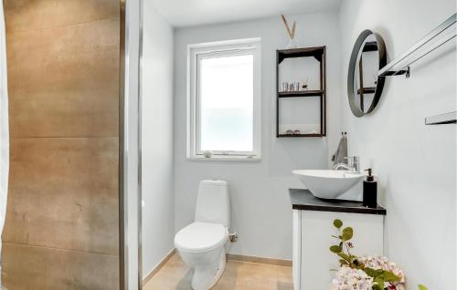 Koupelna v ubytování Amazing Home In Mesinge With House A Panoramic View