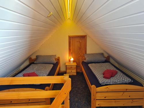a couple of beds in a room with a wall at Ferienwohnungen Buschsand 15 Friedrichskoog-Spitze in Friedrichskoog