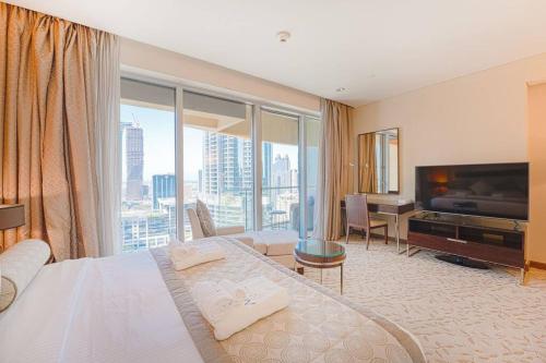 una camera d'albergo con un letto e una grande finestra di Classy Studio at The Address Dubai Mall a Dubai