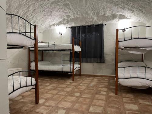 Habitación con 4 literas en una cueva en Casa Cueva en Entorno Tranquilo., en Murcia