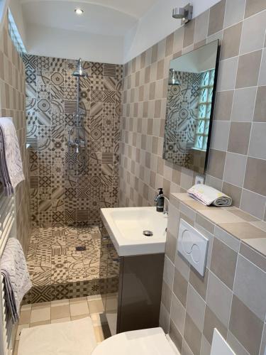 une salle de bain avec douche et lavabo dans l'établissement My Little Home - Le Vieux Lille de Rousseau, à Lille