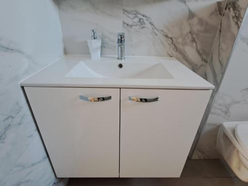 Ένα μπάνιο στο Holiday apartman