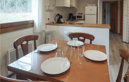 une cuisine avec une table avec des assiettes et des verres dessus dans l'établissement Lovely Home In Sainte Croix-Volvestre, à Montberaud