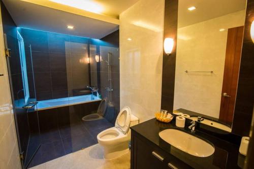 ein Bad mit einem WC, einem Waschbecken und einer Dusche in der Unterkunft the time poolvilla3 in Jomtien Beach