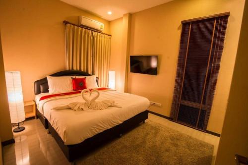 um quarto com uma cama grande num quarto em the time poolvilla3 em Praia de Jomtien