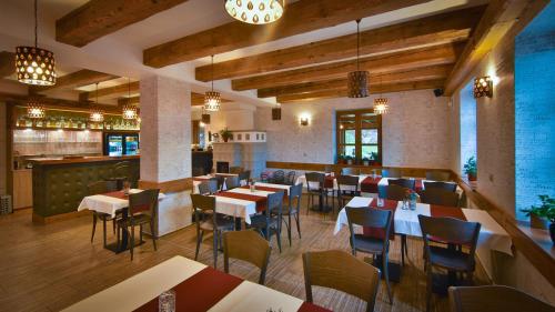um restaurante com mesas e cadeiras e um bar em APARTMÁNY BLUDOVEČEK em Bludov