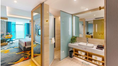 y baño con lavabo y espejo. en Won Majestic Hotel Cambodia, en Sihanoukville