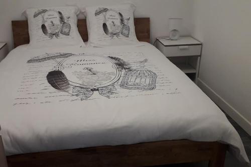 a bed with a drawing of two people on it at Appartement sur le port d'Arcachon proche plages in Arcachon