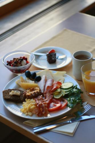una tavola con due piatti di cibo su un tavolo di Hotel Sofia a Helsinki