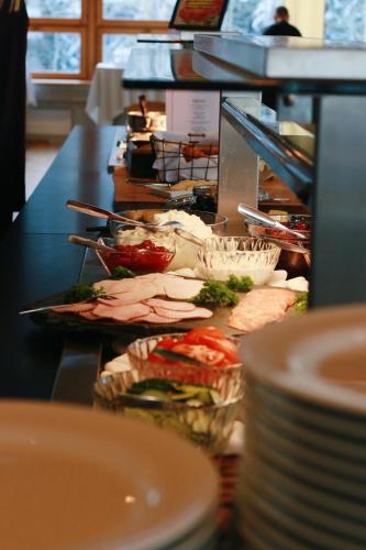 una linea a buffet con piatti e ciotole di cibo di Hotel Sofia a Helsinki