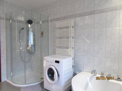 ein Badezimmer mit einer Waschmaschine und einem WC in der Unterkunft Loreley Hills in Sankt Goarshausen