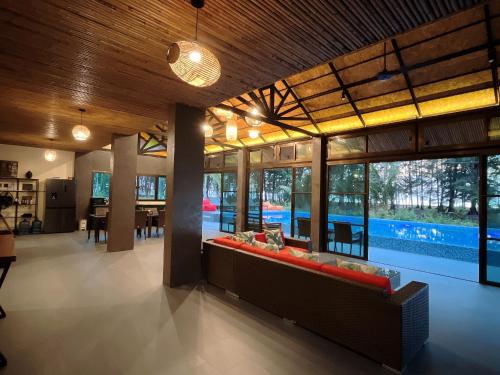 Bazén v ubytování Coral Beach Pool Villa Khao Lak nebo v jeho okolí