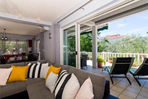Apartment in Okrug Gornji with terrace, air conditioning, WiFi, washing machine 5157-1