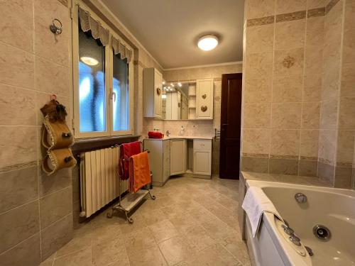 ein Badezimmer mit einer Badewanne und einem Waschbecken in der Unterkunft Cascina Folletto in Novi Ligure