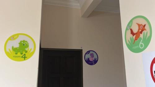 Certificado, premio, señal o documento que está expuesto en Dino House