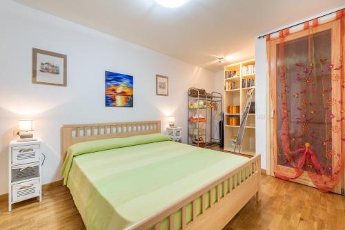 een slaapkamer met een bed en een boekenplank bij Casa Ricale in Terra Mala
