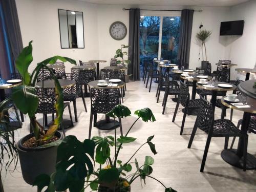 una fila de mesas y sillas en un restaurante en Hotel Au Sans Souci, en Chinon