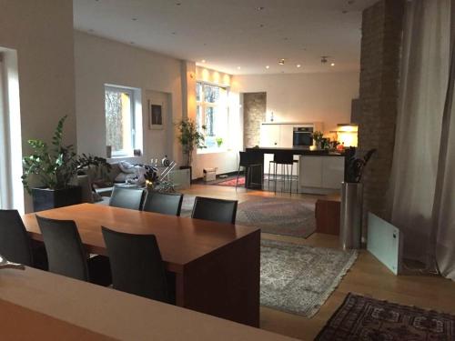 a living room with a dining table and a kitchen at JM Apartments in Berlin