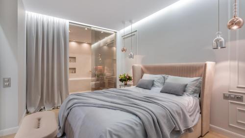 um quarto com uma cama grande e um chuveiro em KDC House em Garut