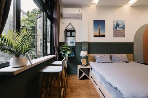 1 dormitorio con cama y ventana en KemKayVilla w 5BR_ Bathtub_RooftopViews_30s to HoanKiem Lake en Hanoi