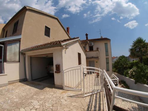 Apartments with parking space Pula - 20809