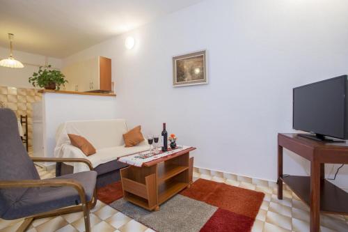 Apartments with parking space Pula - 20809