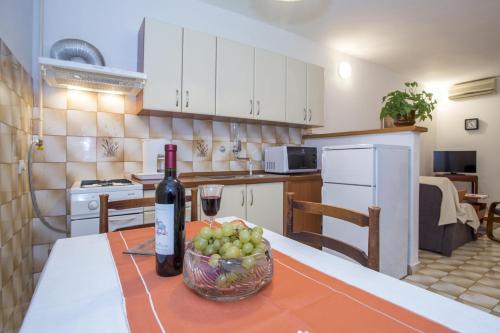 Apartments with parking space Pula - 20809