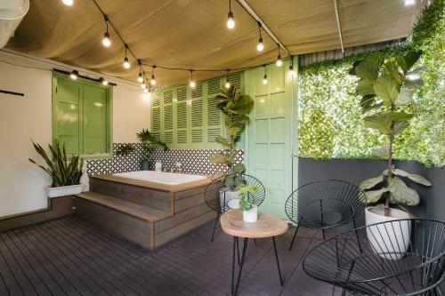 Фотография из галереи KemKayVilla w 5BR_ Bathtub_RooftopViews_30s to HoanKiem Lake в Ханое