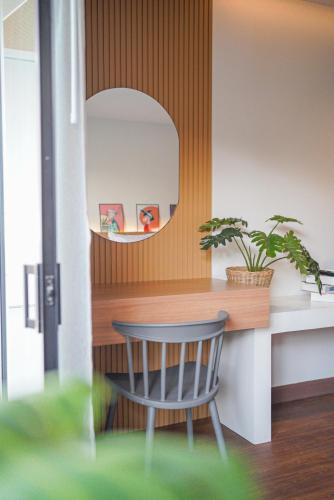 a chair in front of a desk with a mirror at นคร นอน เล่น(Nakhon Norn Len) in Ban Ba Ngan