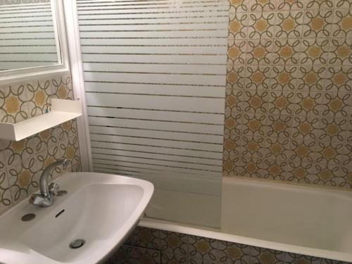 La salle de bains est pourvue d'un lavabo et d'une douche. dans l'établissement Lumineux studio avec balcon / Cosy flat with balcony, à Villejuif