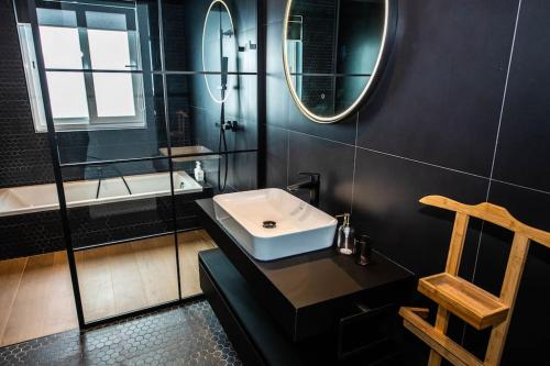 La salle de bains est pourvue d'un lavabo et d'un miroir. dans l'établissement Jaysky penthouse on Etna Street, à Mellieħa