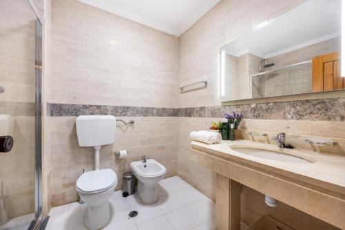 a bathroom with a toilet and a sink at Apartment Henry Matisse, swimming pool in Sagres