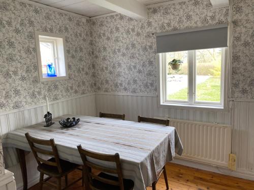a dining room with a table and a window at Tofta stugan in Tofta