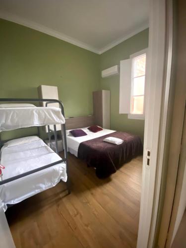 Poschodová posteľ alebo postele v izbe v ubytovaní SANT ANTONI HOSTAL, Sustainable Tourism