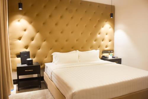 Ένα ή περισσότερα κρεβάτια σε δωμάτιο στο The Blu Hotel