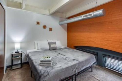 מיטה או מיטות בחדר ב-Centric Modern Loft w/ King Beds