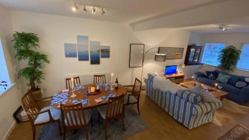 sala de estar con mesa y sofá en Skipper’s Cottage - Perfect for Cardiff & Penarth, en Cardiff