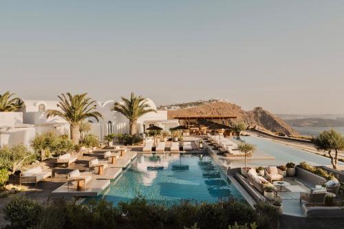 Pemandangan kolam renang di Nobu Hotel Santorini atau di dekatnya